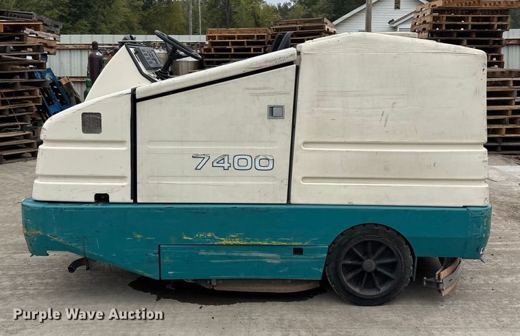 image for item DU1402 Tennant 7400 floor scrubber