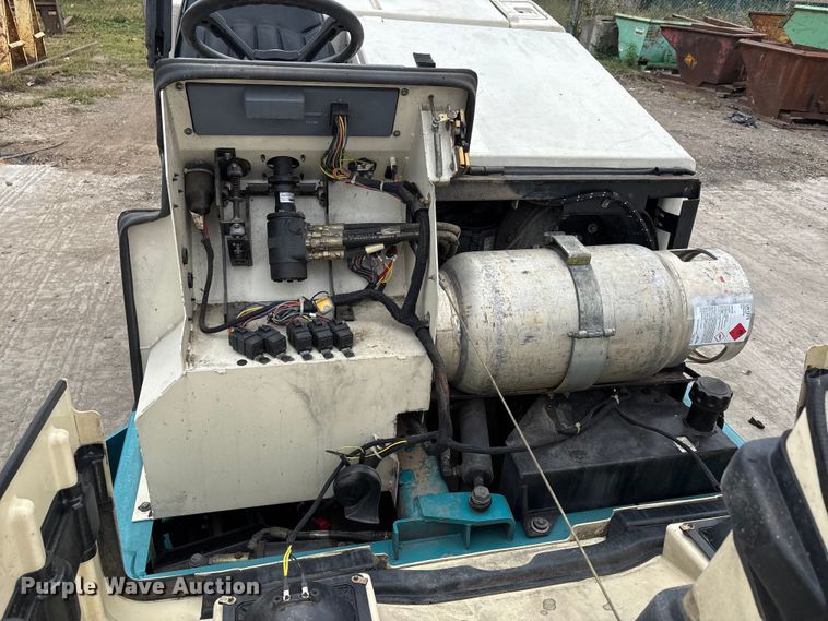 image for item DU1402 Tennant 7400 floor scrubber