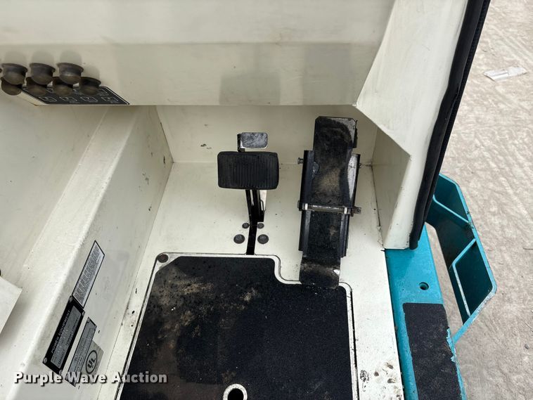 image for item DU1402 Tennant 7400 floor scrubber