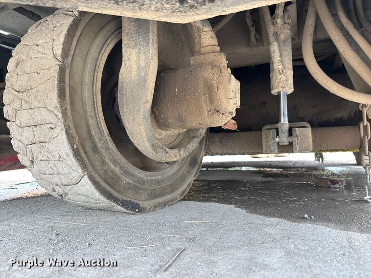 image for item DU1402 Tennant 7400 floor scrubber