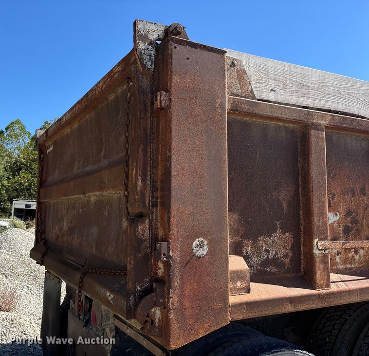 image for item DU1413 1988 Freightliner FLC dump truck