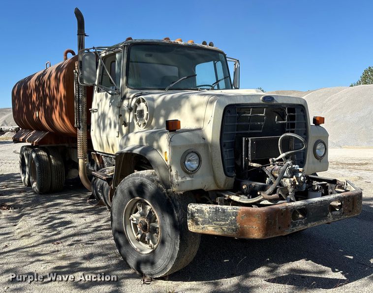 image for item DU1414 1985 Ford 9000 water truck