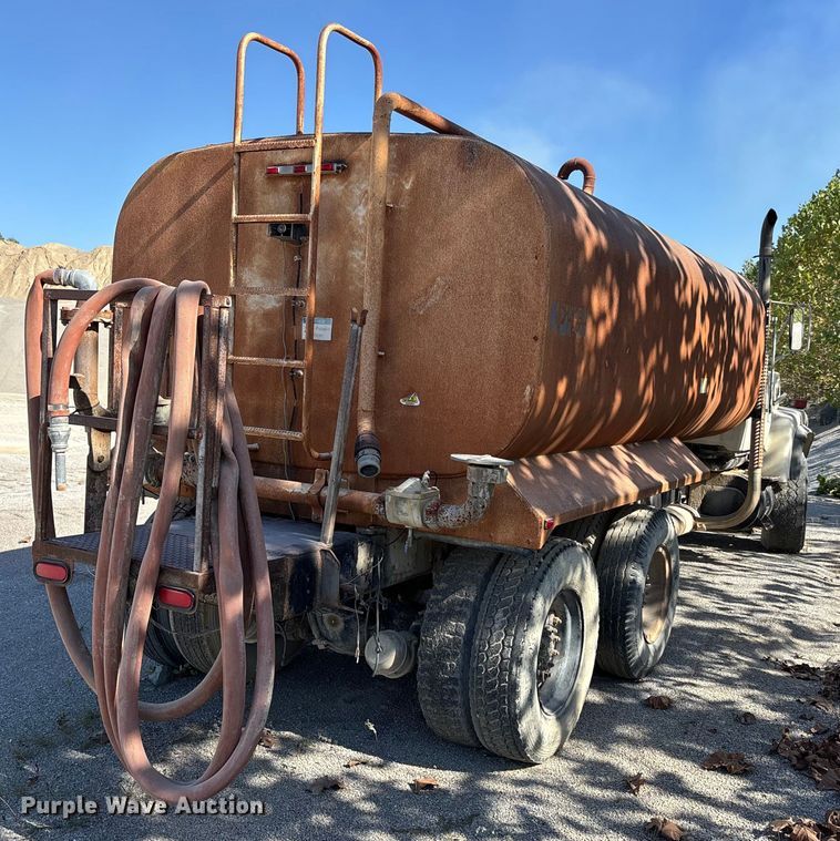 image for item DU1414 1985 Ford 9000 water truck