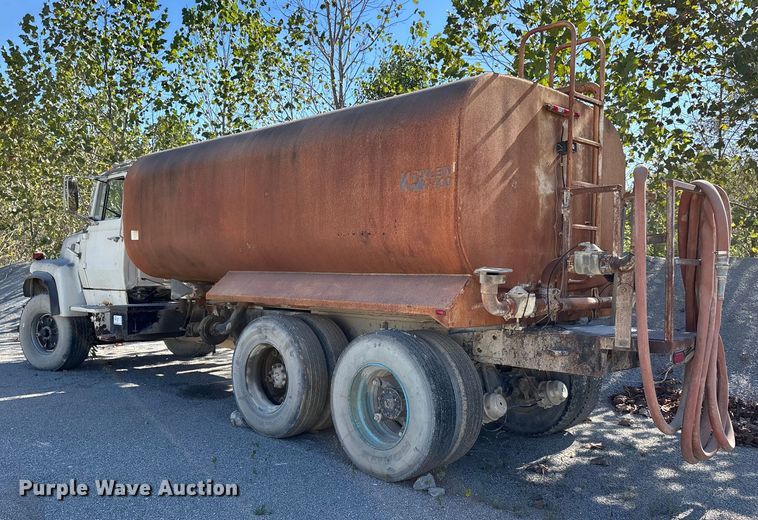 image for item DU1414 1985 Ford 9000 water truck