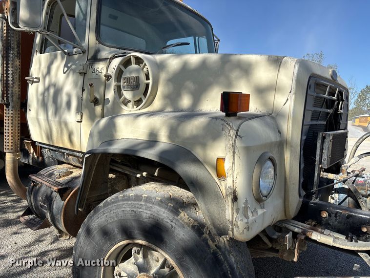 image for item DU1414 1985 Ford 9000 water truck