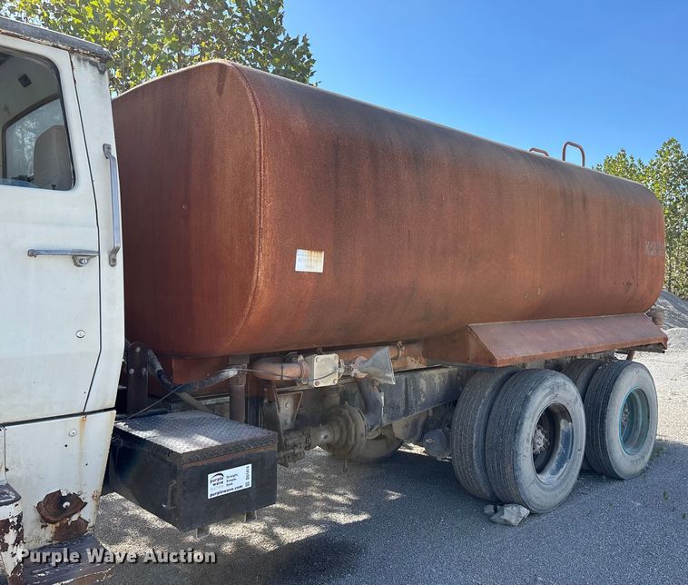 image for item DU1414 1985 Ford 9000 water truck