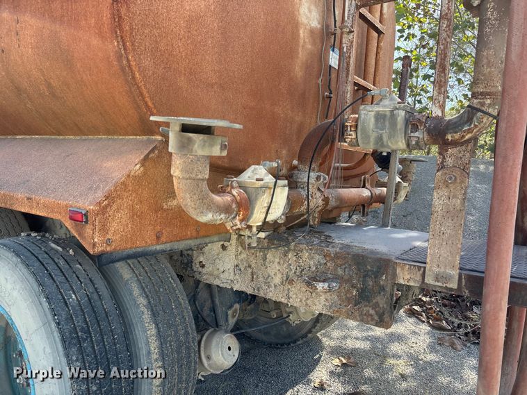 image for item DU1414 1985 Ford 9000 water truck