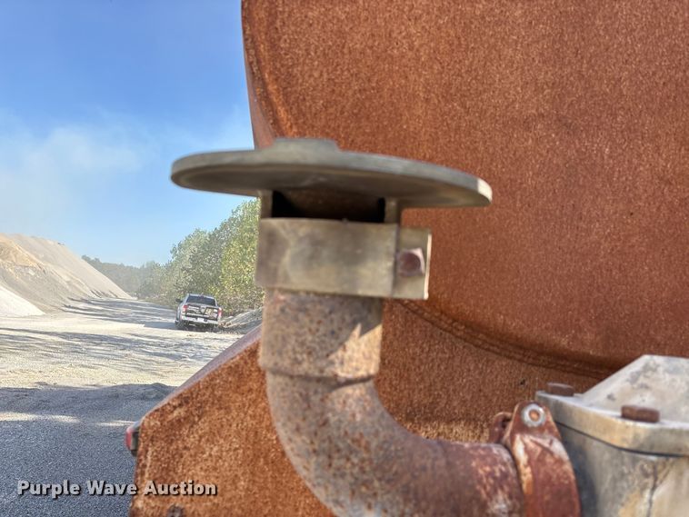 image for item DU1414 1985 Ford 9000 water truck