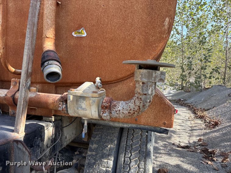 image for item DU1414 1985 Ford 9000 water truck