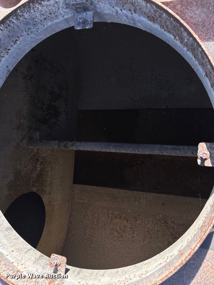 image for item DU1414 1985 Ford 9000 water truck