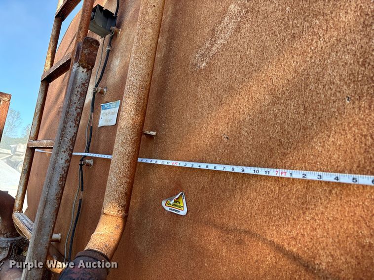 image for item DU1414 1985 Ford 9000 water truck