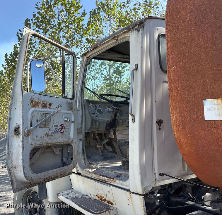 image for item DU1414 1985 Ford 9000 water truck