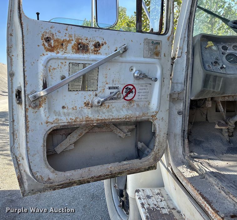 image for item DU1414 1985 Ford 9000 water truck