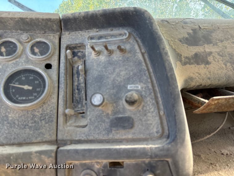 image for item DU1414 1985 Ford 9000 water truck