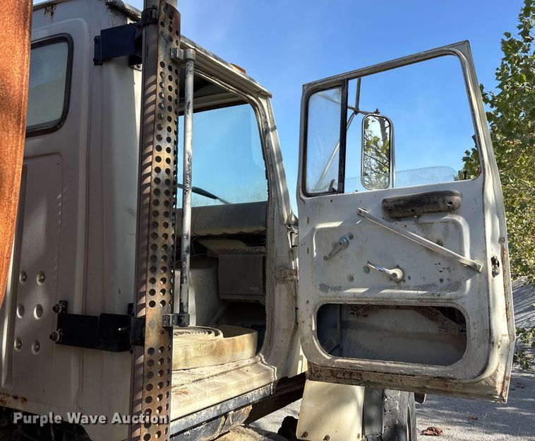 image for item DU1414 1985 Ford 9000 water truck