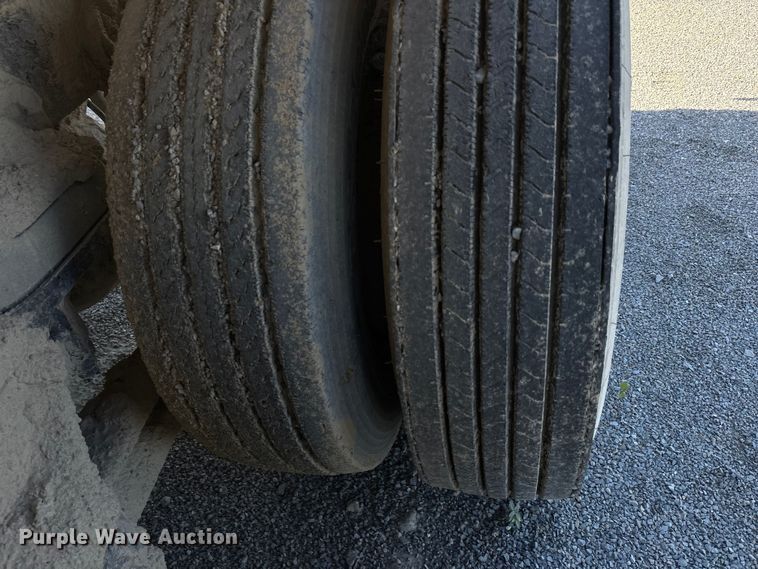 image for item DU1414 1985 Ford 9000 water truck