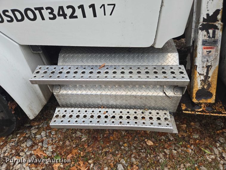 image for item DU2515 2008 Freightliner Business Class M2 bucket truck