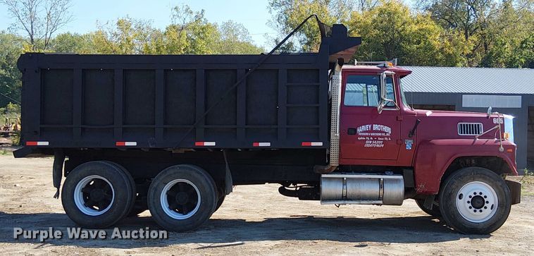 image for item DU3648 1997 Ford LTL 9000  dump truck