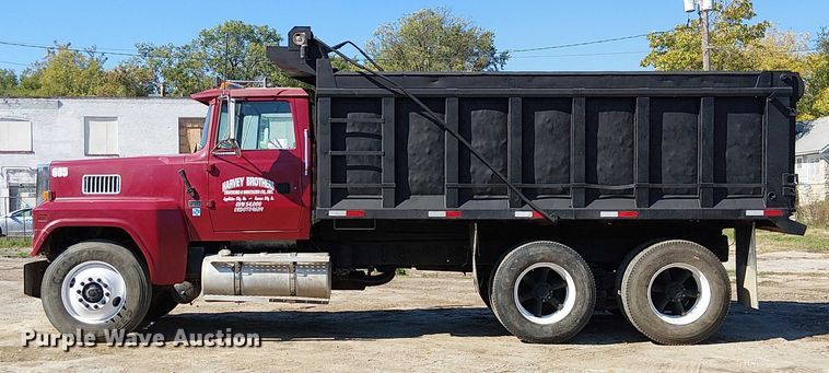 image for item DU3648 1997 Ford LTL 9000  dump truck