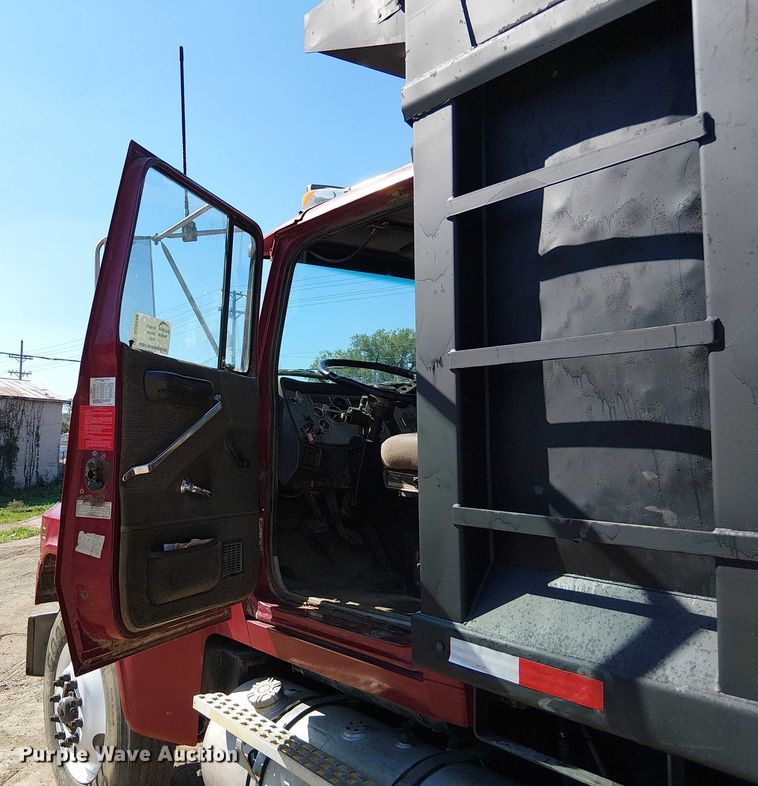 image for item DU3648 1997 Ford LTL 9000  dump truck