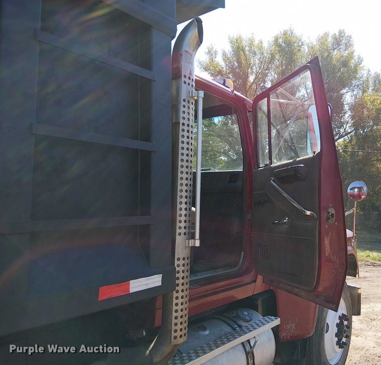 image for item DU3648 1997 Ford LTL 9000  dump truck