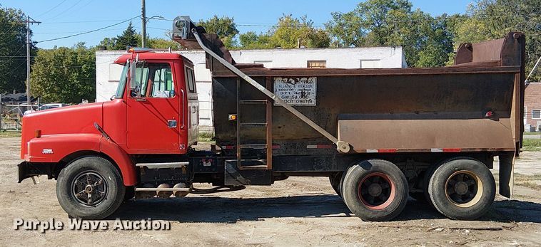 image for item DU3649 1997 Volvo WG dump truck