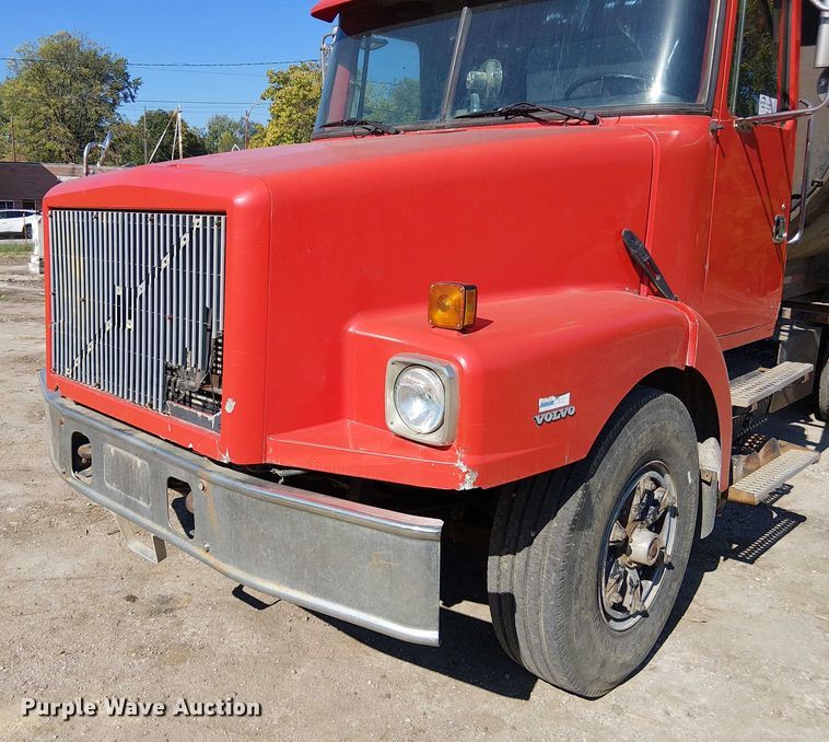 image for item DU3649 1997 Volvo WG dump truck