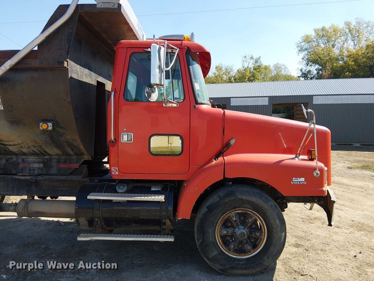 image for item DU3649 1997 Volvo WG dump truck