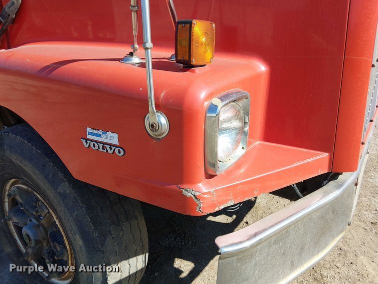 image for item DU3649 1997 Volvo WG dump truck