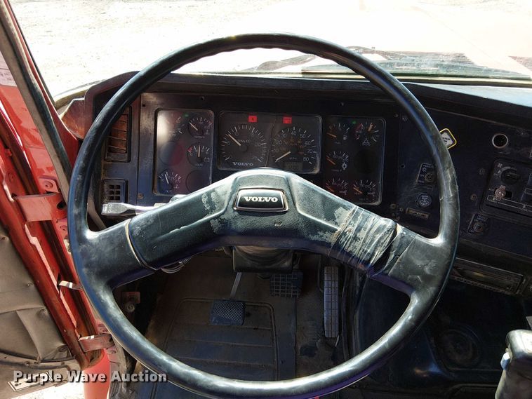 image for item DU3649 1997 Volvo WG dump truck