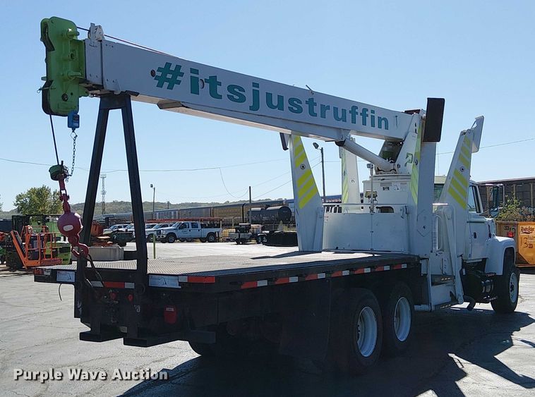 image for item DU3661 1995 Ford LT8000 crane truck