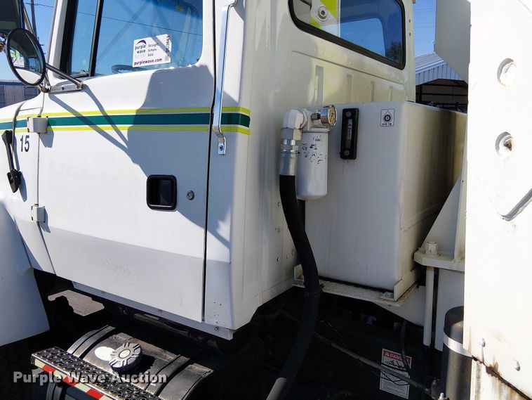 image for item DU3661 1995 Ford LT8000 crane truck