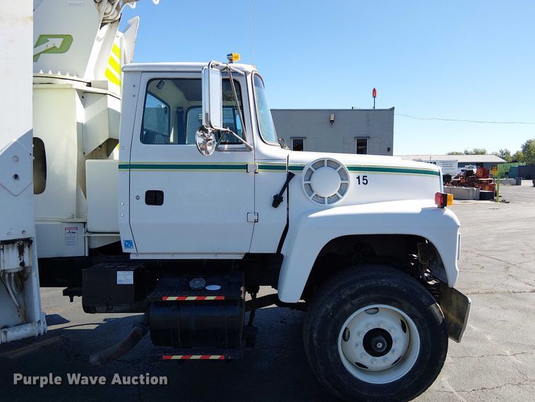 image for item DU3661 1995 Ford LT8000 crane truck