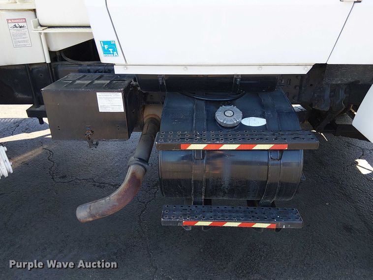 image for item DU3661 1995 Ford LT8000 crane truck