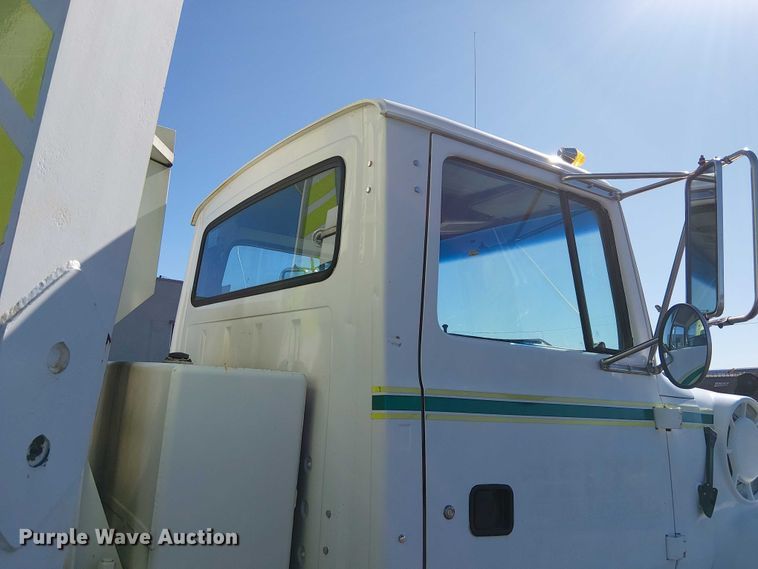 image for item DU3661 1995 Ford LT8000 crane truck