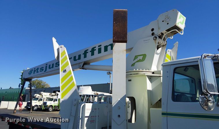 image for item DU3661 1995 Ford LT8000 crane truck