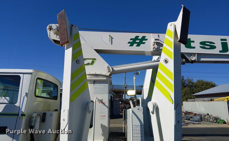 image for item DU3661 1995 Ford LT8000 crane truck