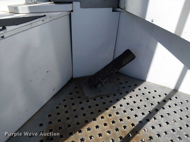 image for item DU3661 1995 Ford LT8000 crane truck