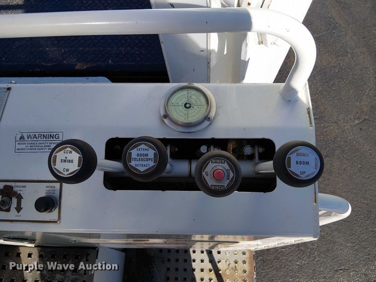 image for item DU3661 1995 Ford LT8000 crane truck