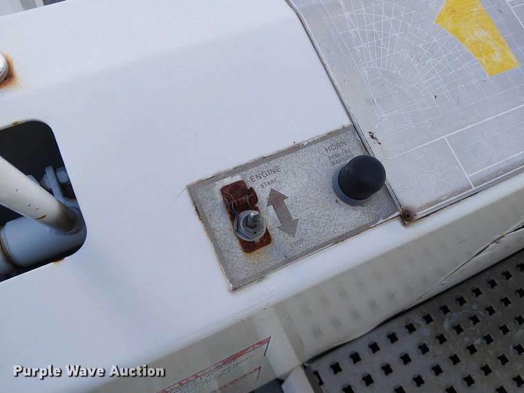 image for item DU3661 1995 Ford LT8000 crane truck