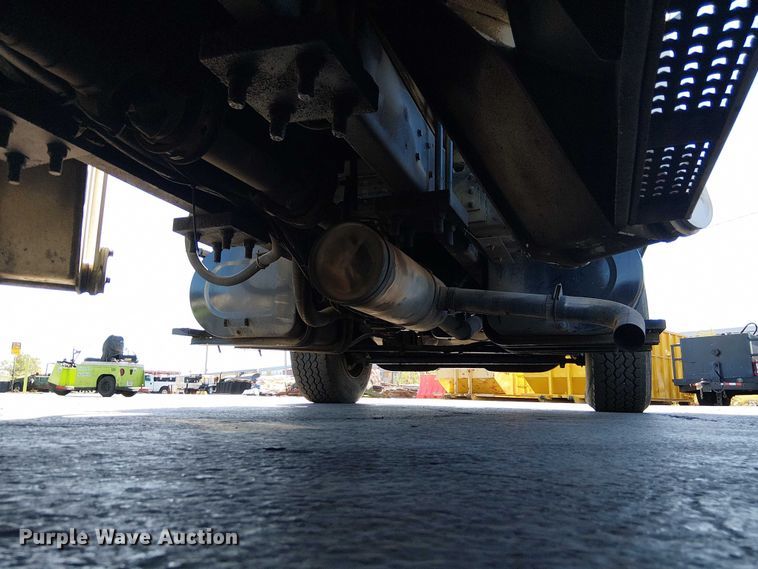 image for item DU3661 1995 Ford LT8000 crane truck