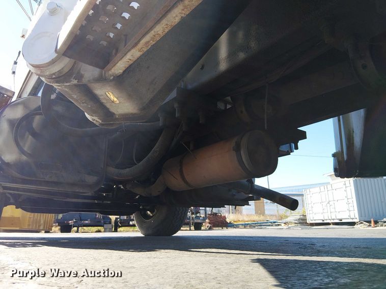 image for item DU3661 1995 Ford LT8000 crane truck