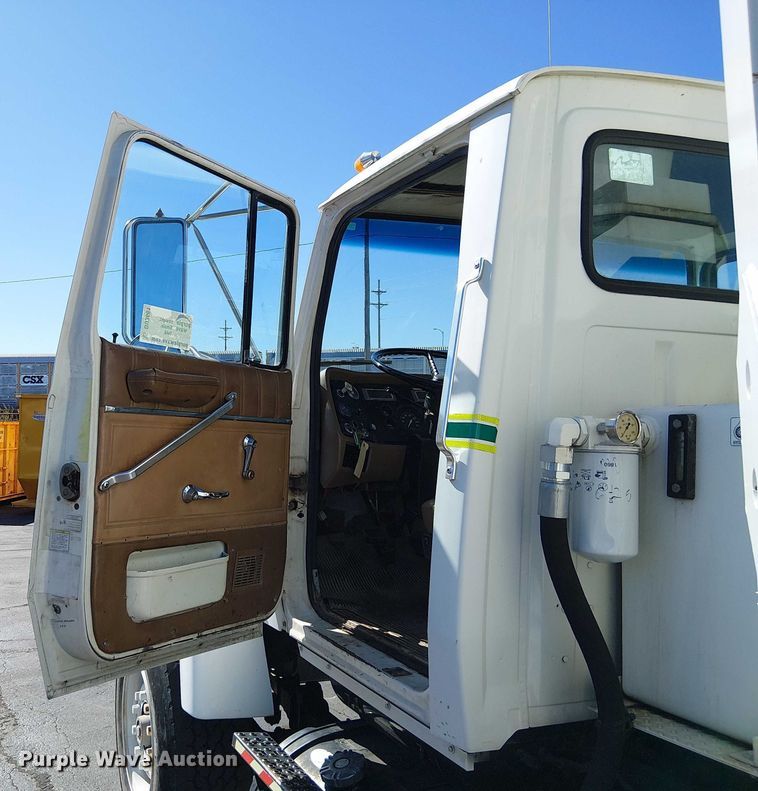 image for item DU3661 1995 Ford LT8000 crane truck