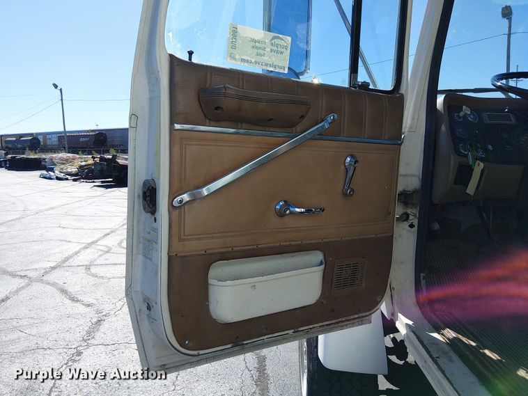 image for item DU3661 1995 Ford LT8000 crane truck