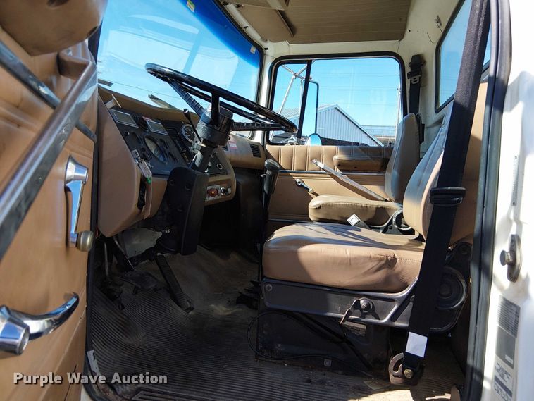 image for item DU3661 1995 Ford LT8000 crane truck