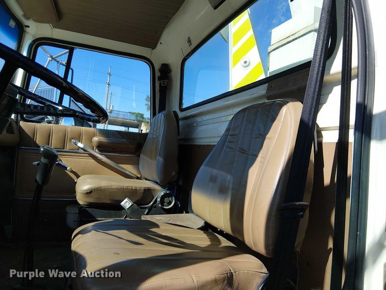 image for item DU3661 1995 Ford LT8000 crane truck