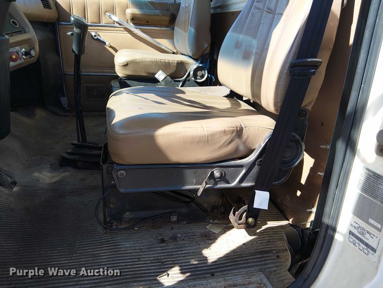 image for item DU3661 1995 Ford LT8000 crane truck