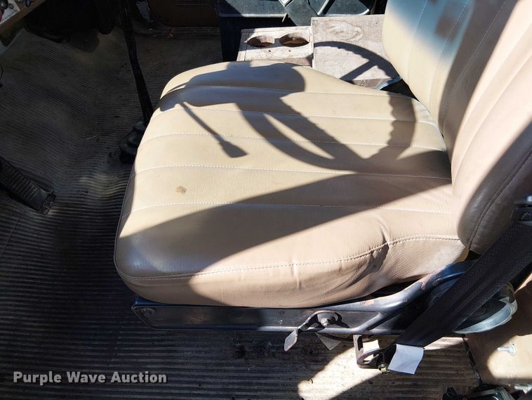 image for item DU3661 1995 Ford LT8000 crane truck