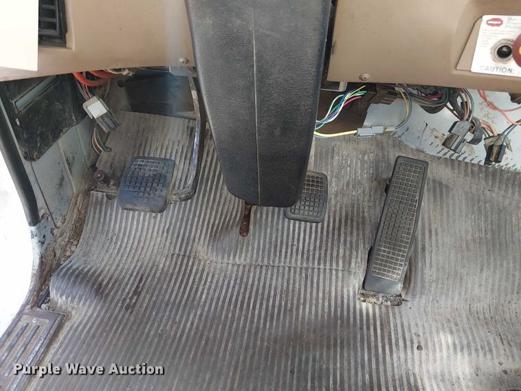 image for item DU3661 1995 Ford LT8000 crane truck