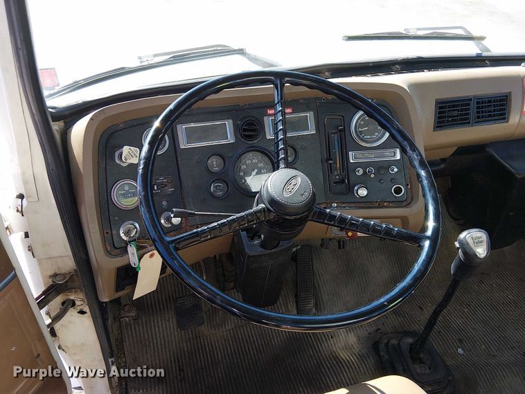 image for item DU3661 1995 Ford LT8000 crane truck